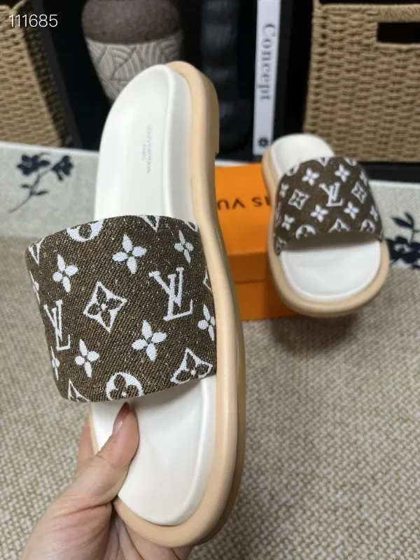 P320💰[New model] Long-term availability, 2025 new model, couple model [LOUlS VUlTTON] comes with drawer box, bag, card, invoice "Louis Vuitton ~ unique modern sandals. 》LV counter purchasing 🏃Men's and women's casual slippers, sold at the same time at the counter, the original old flower material upper is soft and comfortable, (refuses to discolor and rub the feet) sole: original factory special combination original sole, code number: 35--46 4 multiple colors 🉑️ to choose from